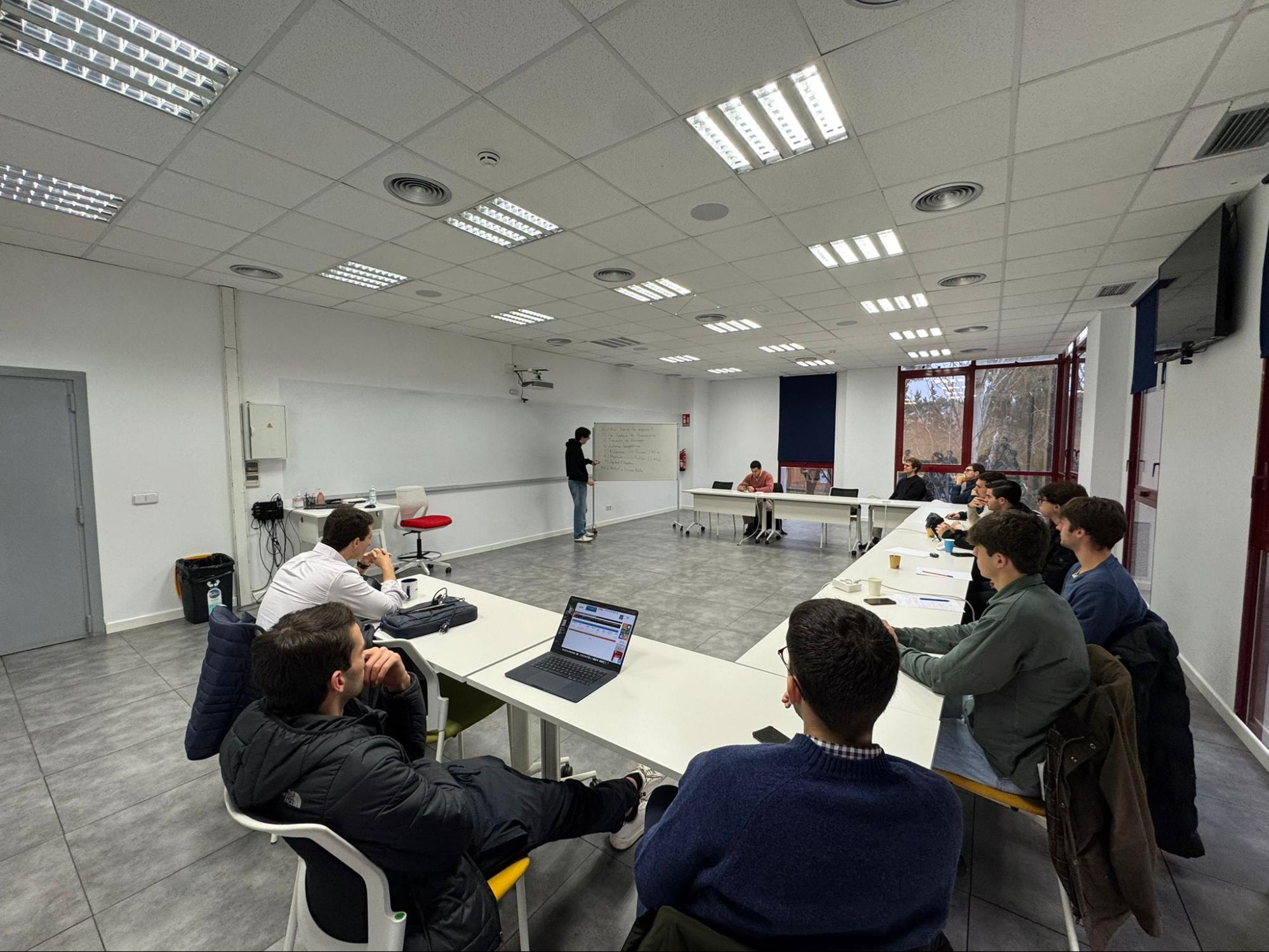 El club de bolsa de UFM Madrid cerró el semestre con una sesión magistral sobre cómo construir una tesis de inversión